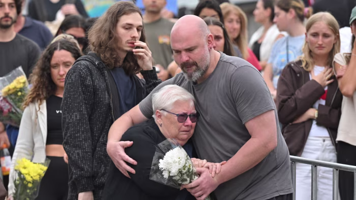 Bondi Beach attack ‘inspired’ by Isis, Australian police say Mourners at a makeshift memorial at Bondi Beach in Sydney on Tuesday