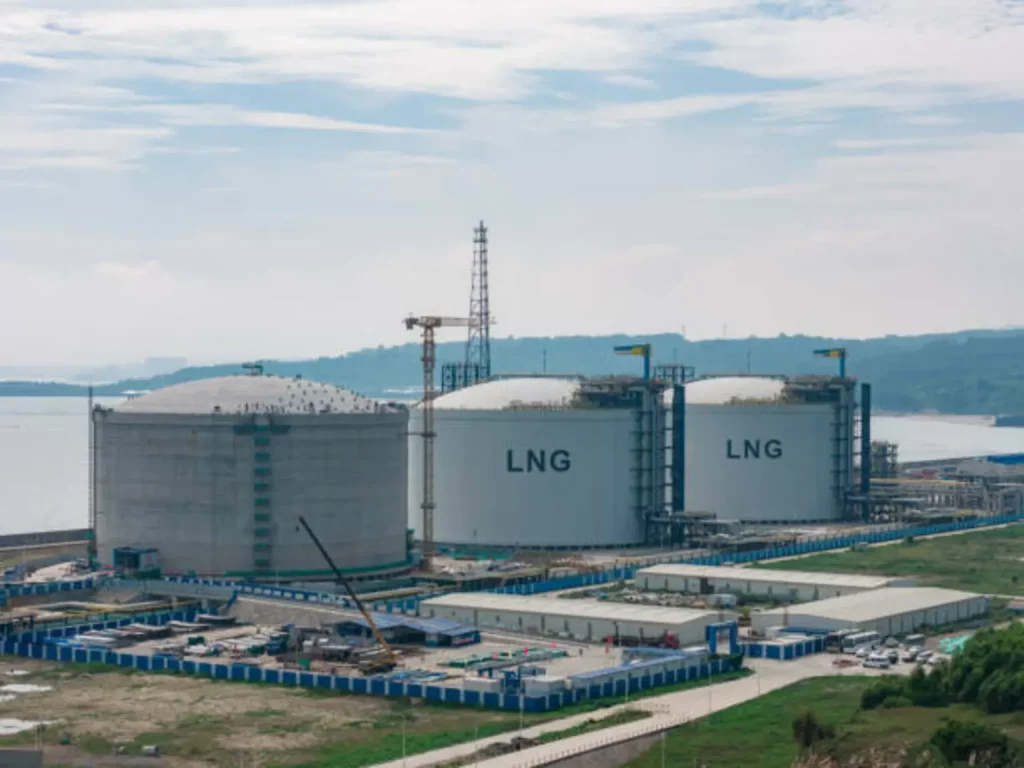 Powell Industries: Record Margins And Strong Backlog Set Up A Solid FY2026 (NASDAQ:POWL) Large LNG storage tanks