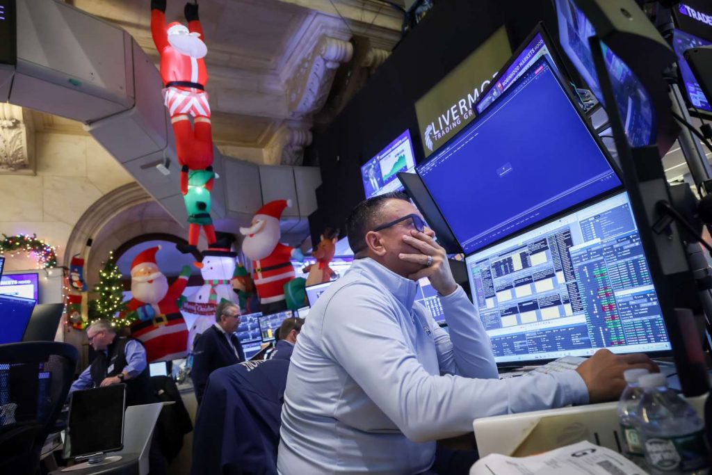 Stock Futures Edge Lower Ahead of GDP Data; S&P 500 Nears All-Time High; Gold Hits Record $4,500 Stock Futures Edge Lower Ahead of GDP Data; S&P 500 Nears All-Time High; Gold Hits Record $4,500