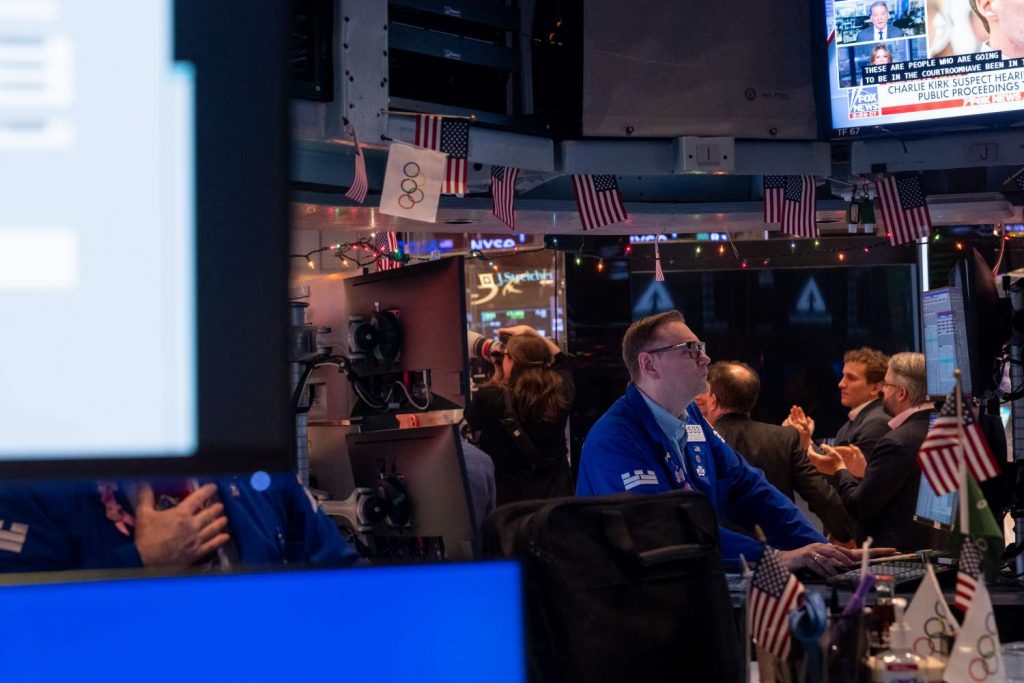 Stock Futures Mixed; Dow Rises, S&P 500 Ticks Lower After Setting Closing Highs; Nasdaq Falls as AI Bubble Fears Remain