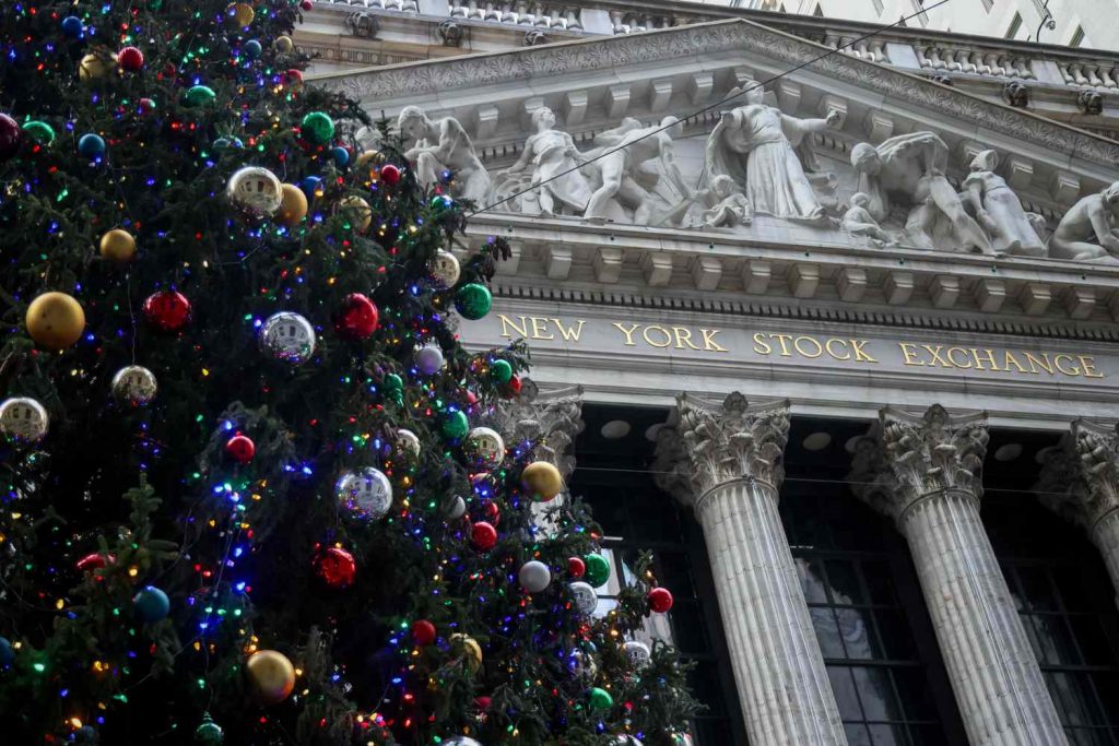 Stock Futures Point Higher to Start Holiday-Shortened Week as Tech Shares Continue Advance; Gold, Silver Hit Record Highs Stock Futures Point Higher to Start Holiday-Shortened Week as Tech Shares Continue Advance; Gold, Silver Hit Record Highs