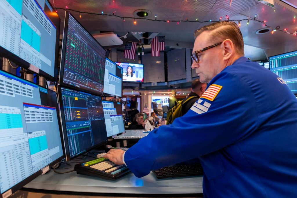 Stock Futures Rise to Begin Week; Gold Approaches All-Time High