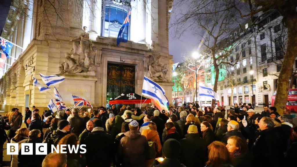 UK events remember Bondi victims as police step up security in Jewish communities UK events remember Bondi victims as police step up security in Jewish communities