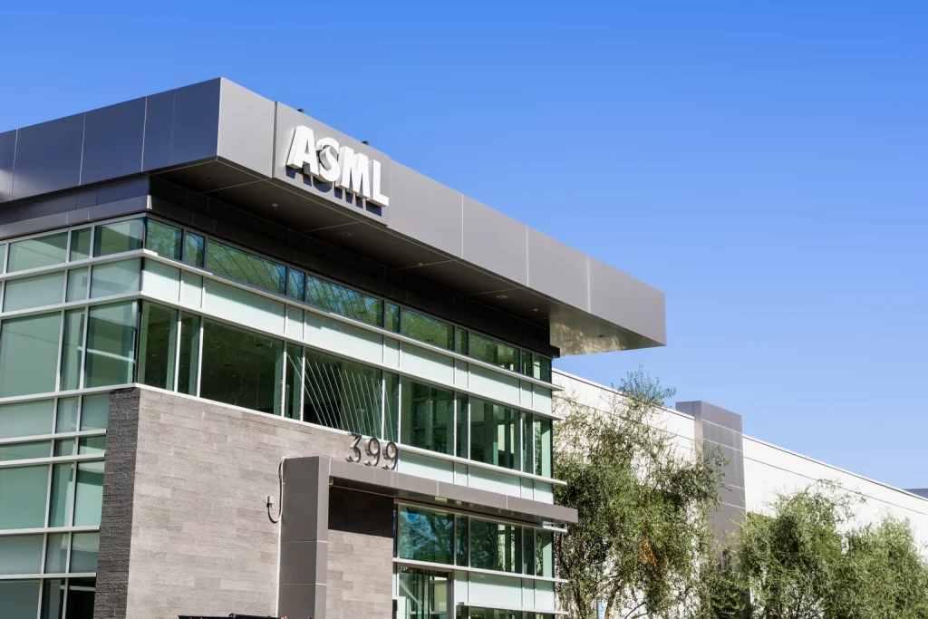 ASML Q4 Preview: AI Momentum Beats Rich Valuation (NASDAQ:ASML) (Rating Downgrade)