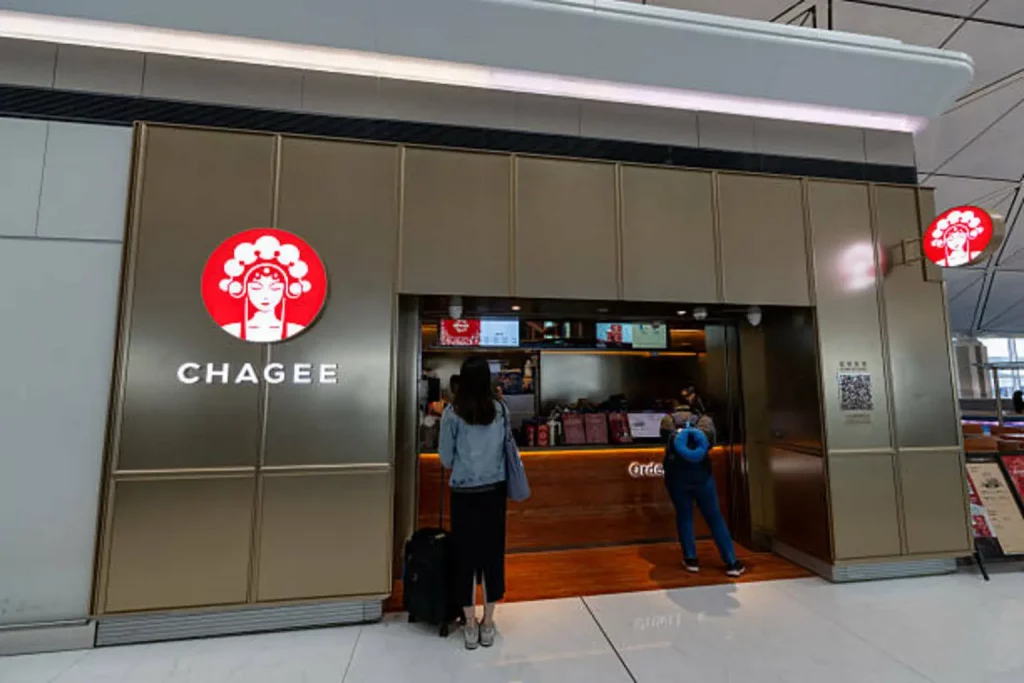 Chagee: Dividend Is Attractive, But Growth Is Weak (NASDAQ:CHA) Chinese tea drink brand Chagee store at Hong Kong International Airport