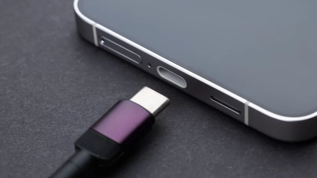 Four Ways You Can Use Your Phone's USB-C Port (Besides the Obvious)