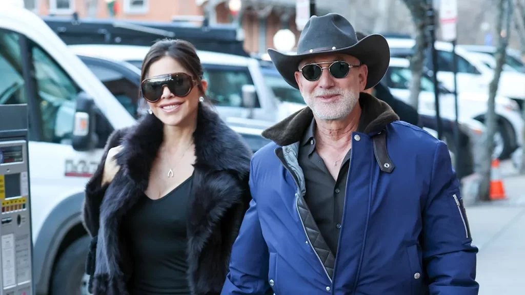 Jeff Bezos, Lauren Sánchez Bezos celebrate holidays together in Aspen, St. Barts