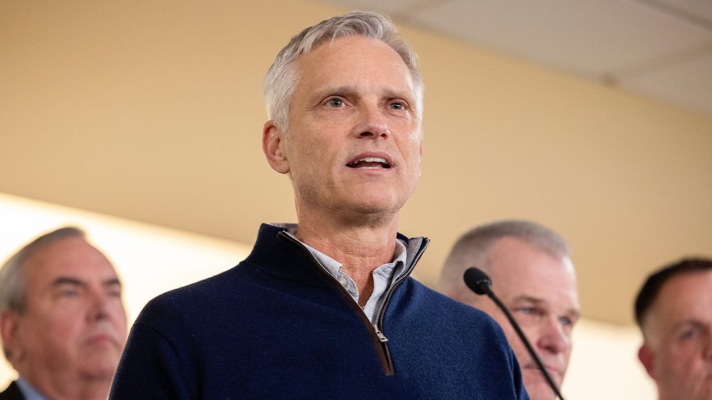 American Airlines flight attendants, pilots rebuke airline's leadership