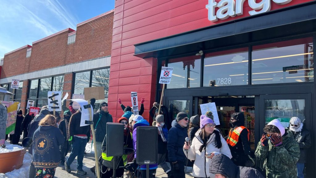 Demonstrators picket D.C. Target stores and demand “ICE Out” : NPR Demonstrators picket D.C. Target stores and demand “ICE Out” : NPR