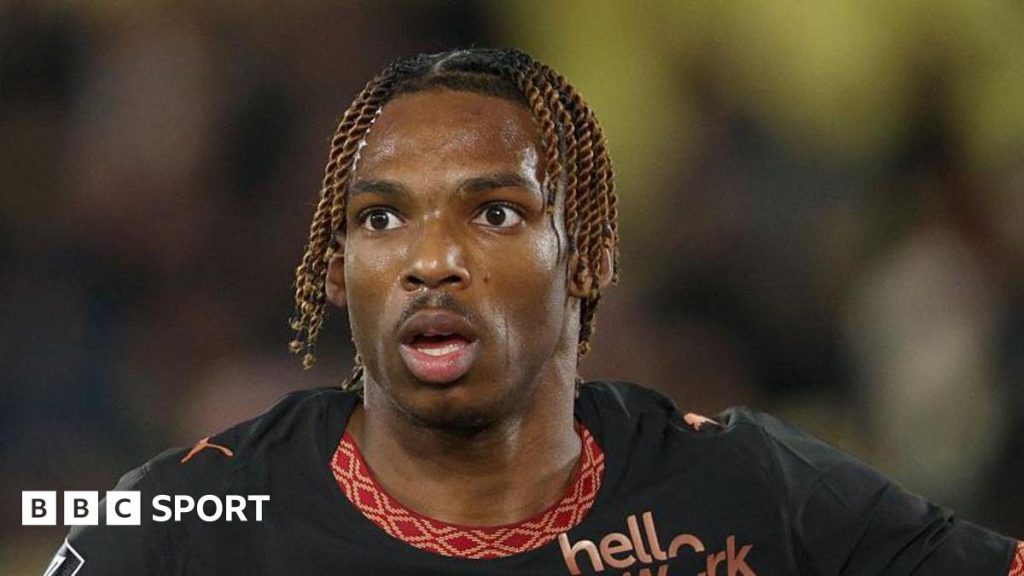 Jeremy Jacquet: Why are Liverpool spending £60m on Rennes centre-back? Liverpool's new signing Jeremy Jacquet in action for Rennes