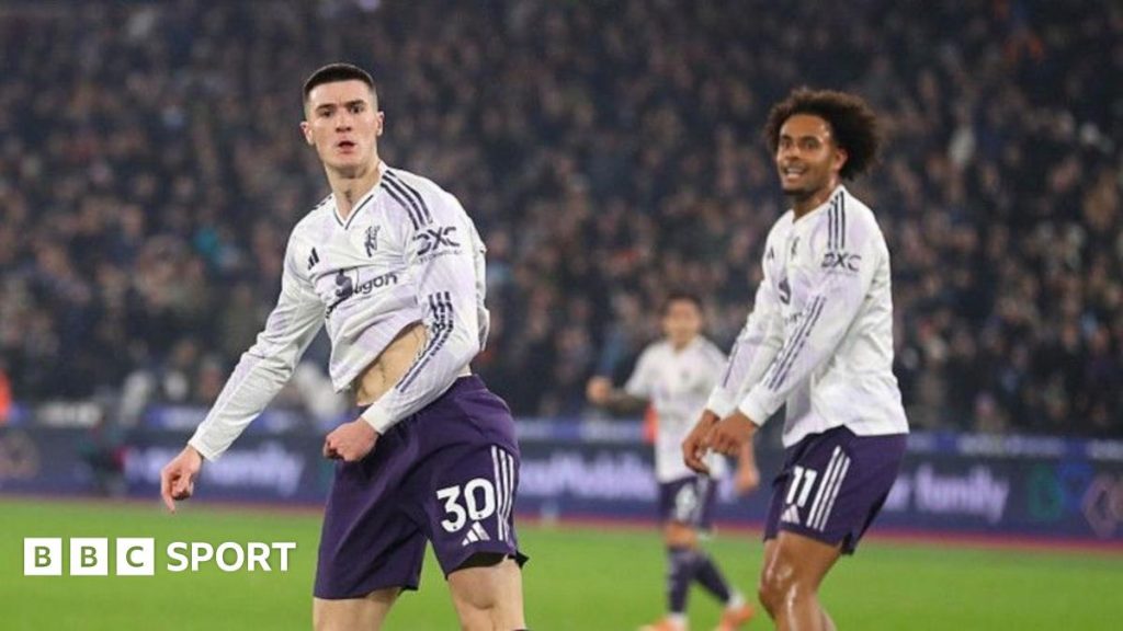 Manchester United striker Benjamin Sesko (left)