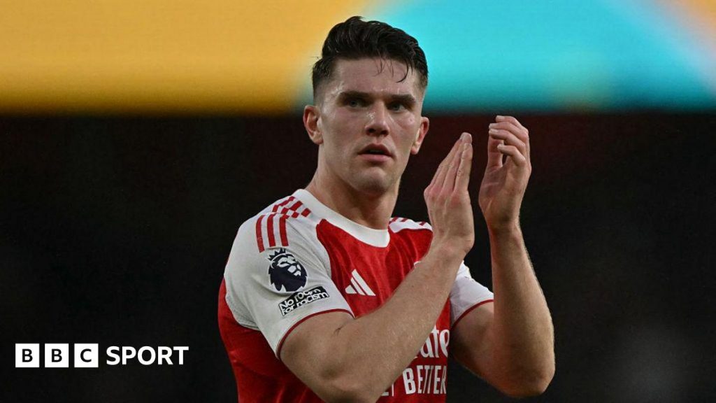 Viktor Gyokeres claps the Arsenal fans