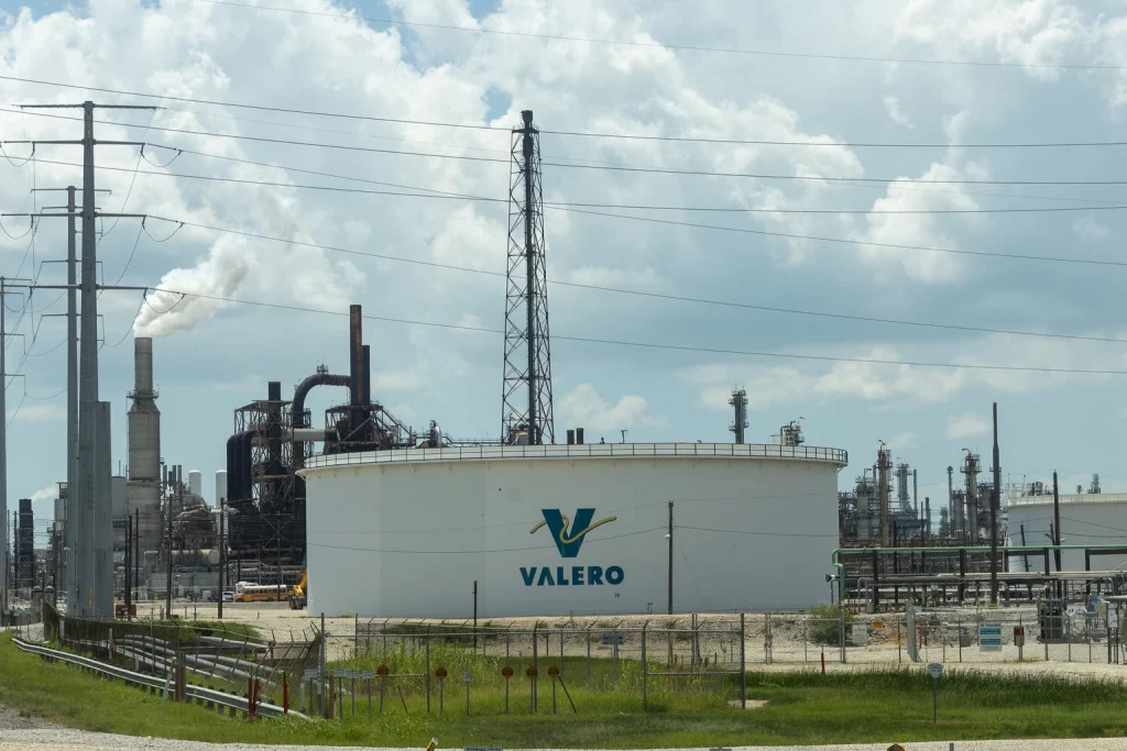 Valero Energy Shares Follow Crack Spreads Higher (Rating Upgrade) (NYSE:VLO)